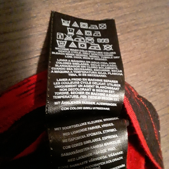 Guess Unisex Large V-neck  TeeShirt, Red & Black or Grey & Black Stiped - Picture 4 of 11